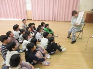 1くみ　おんまつりの紙芝居をみています