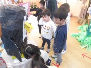 1くみ　3歳児を案内しています