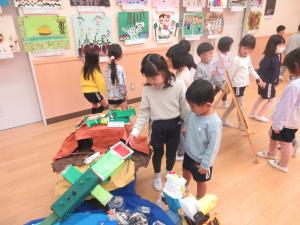 1くみ　4歳児を案内しています