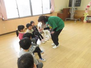 1くみ　先生と英語で話しています