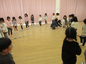 2くみ　新聞紙のやりをもって遊んでいます