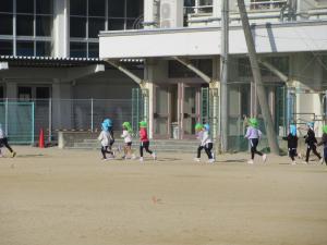 小学校の校庭を走っています