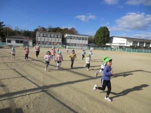 2くみ　校庭を頑張って走っています