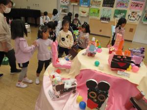 2くみ　4歳児に案内しています