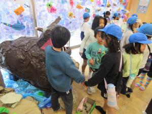 2くみ　小学生を案内しています