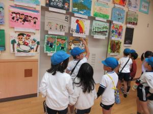 2くみ　小学生と一緒に絵を見ています