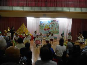 4歳児が踊っています