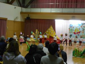 4歳児が友達と楽器を演奏しています