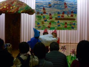 3歳児みんなで大きな卵を運んでいます