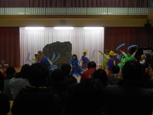 5歳児水の妖精のダンスをしています