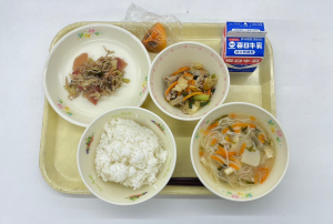 R6.11.14　ご飯・牛乳・片平あかねちりめん・豚肉と大和まなの炒め物・にゅうめん・柿
