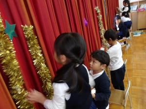 クリスマスの飾りをつけよう