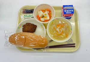 R6.11.15　パン・牛乳・大和茶クリスピーチキン・ポテトサラダ・米粉マカロニのミネストローネ・ブルーベリージャム