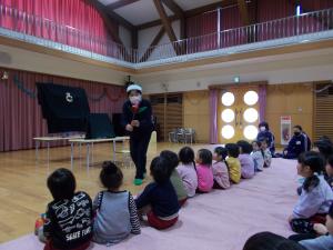 おはなしのひろばに参加している子供たち
