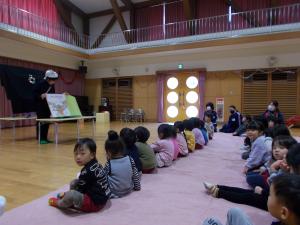 大型絵本を見ている子供