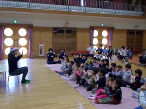 手遊びをしている子どもたち