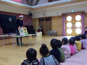 くだものクイズをしている子供