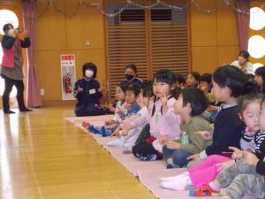 絵本を真剣に見ている子供たち