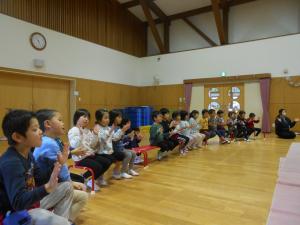 手遊びをする5歳児