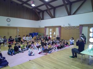 みんなで手遊びをしている幼児