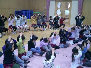 サンタさんの手遊びを真似する子ども