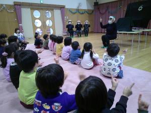 素話を聞くこどもたち