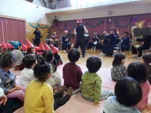 2歳児吹奏楽部の演奏をきいて楽しんでいます