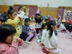 2歳児手遊びを楽しんでいます