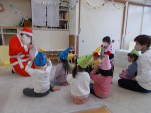 2歳児サンタさんからプレゼントをもらっています