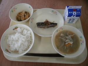 R6.11.22　ご飯・牛乳・いわしのおかか煮・厚揚げと野菜の煮もの・豚汁 