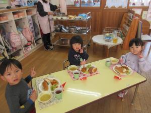 3歳給食の様子