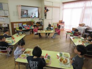 3歳給食の様子