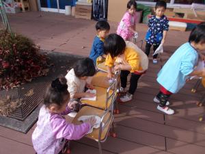 椅子拭きをする子ども達