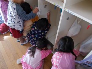 ロッカーを雑巾で拭く子ども