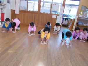 床拭きをする3歳児