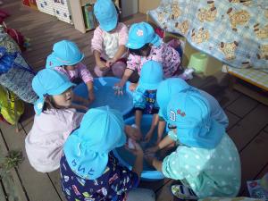 雑巾を洗っている4歳児