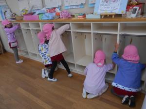自分のロッカーを拭き掃除する5歳児