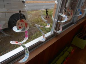 紙皿でヘビをつくった子ども