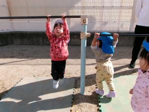 鉄棒に挑戦する子ども