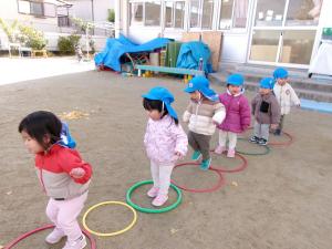 フープを子ども達が跳んでいる