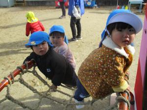太鼓橋に登っている子ども達