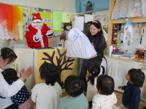 サンタからプレゼントをもらっている子ども達