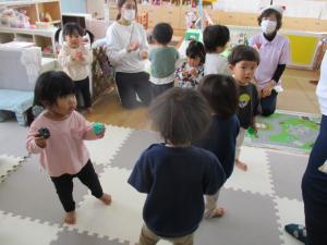 音楽に合わせて遊んでいる子ども