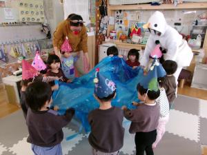 クリスマスでバルーン遊びをしている子ども