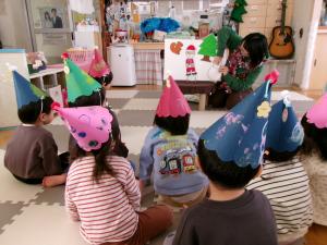 クリスマスのパネルシアターを見ている子ども達