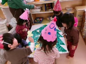 クリスマスの飾りを飾っている子ども達