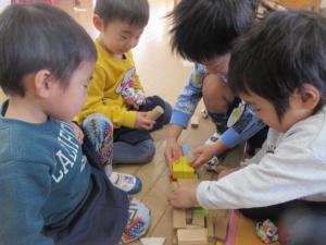 積み木でも転がしコースをつくっているよ