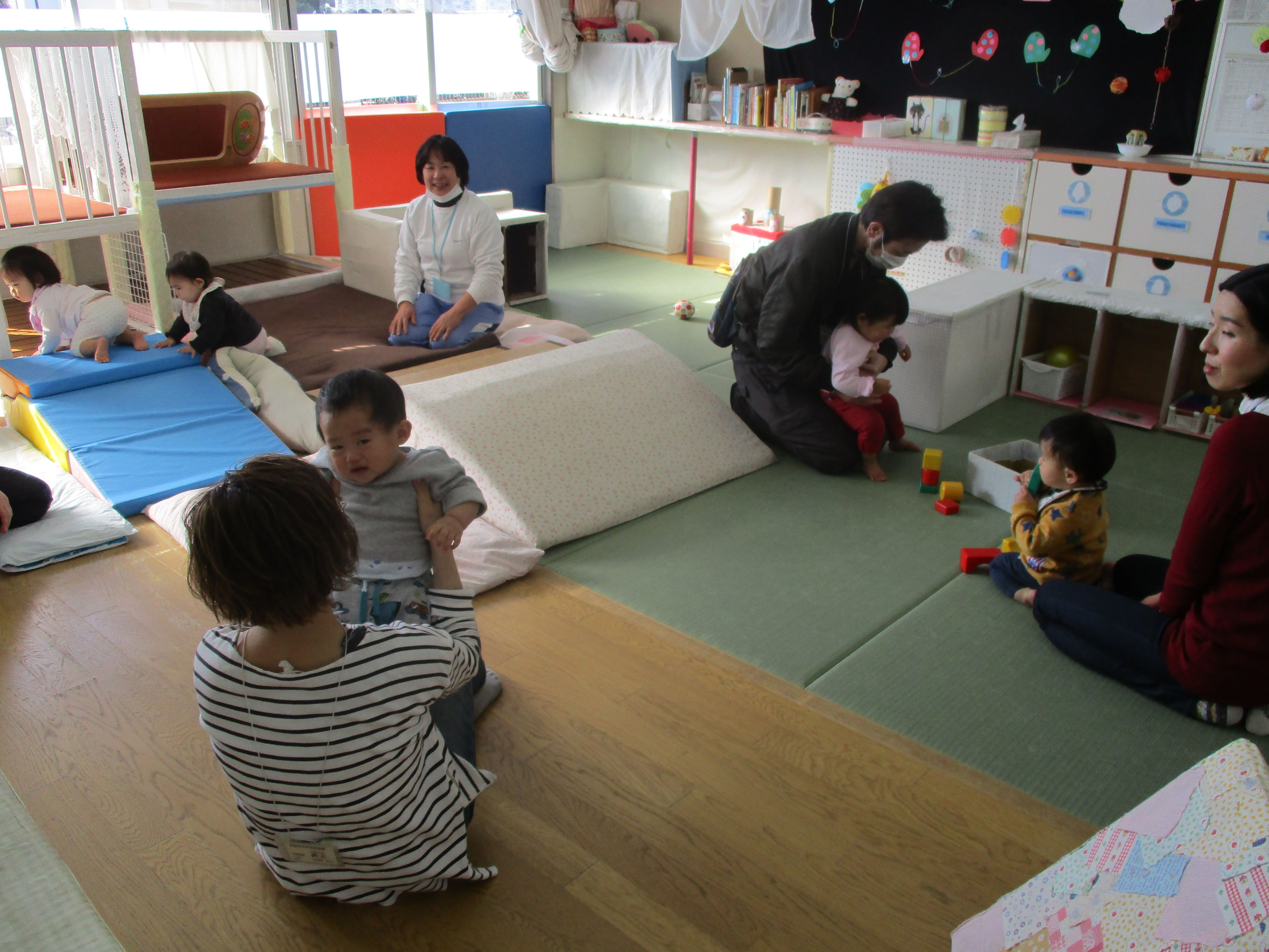 親子で触れ合う0歳児クラス