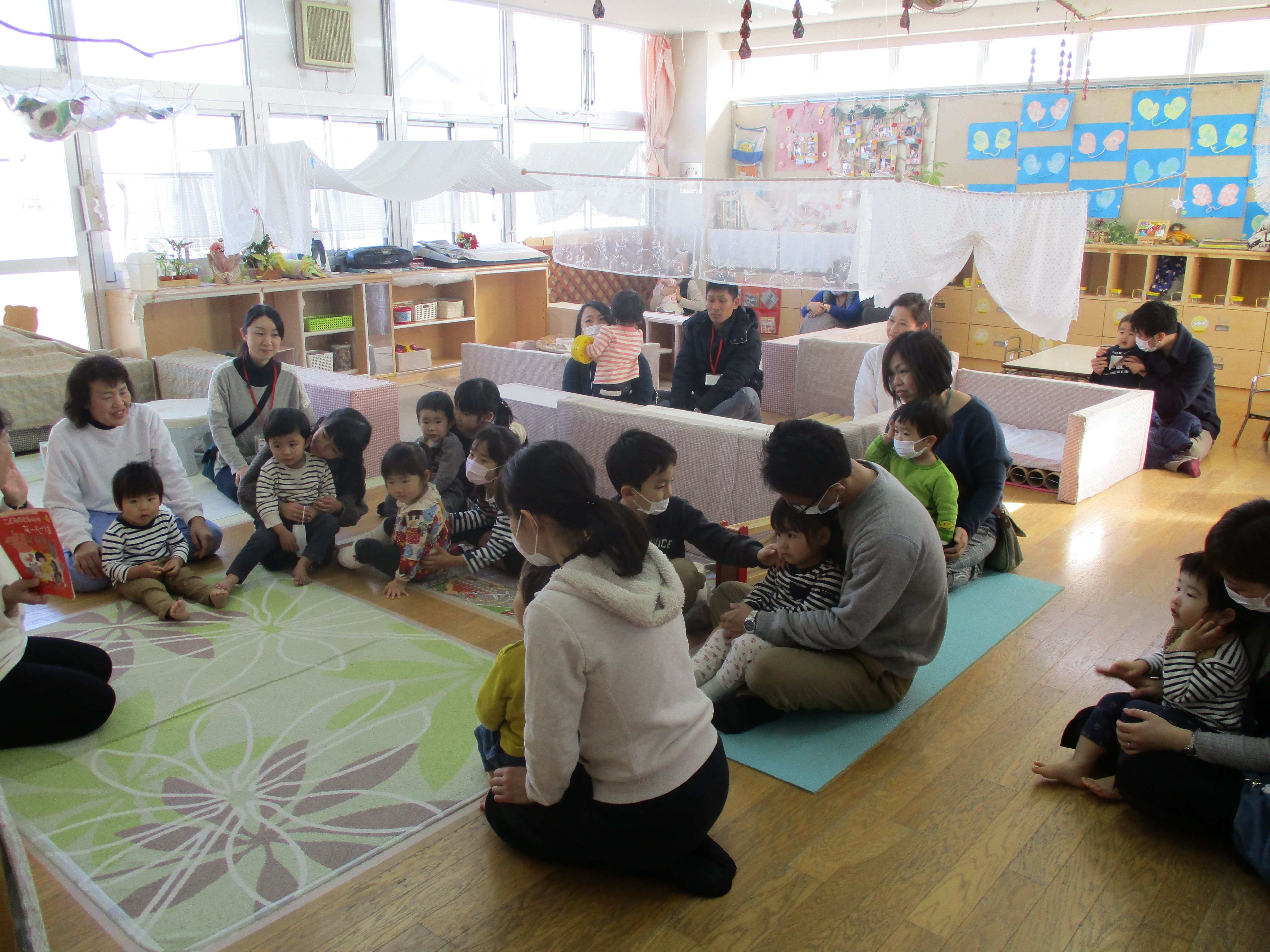 親子で触れ合う1歳児クラス