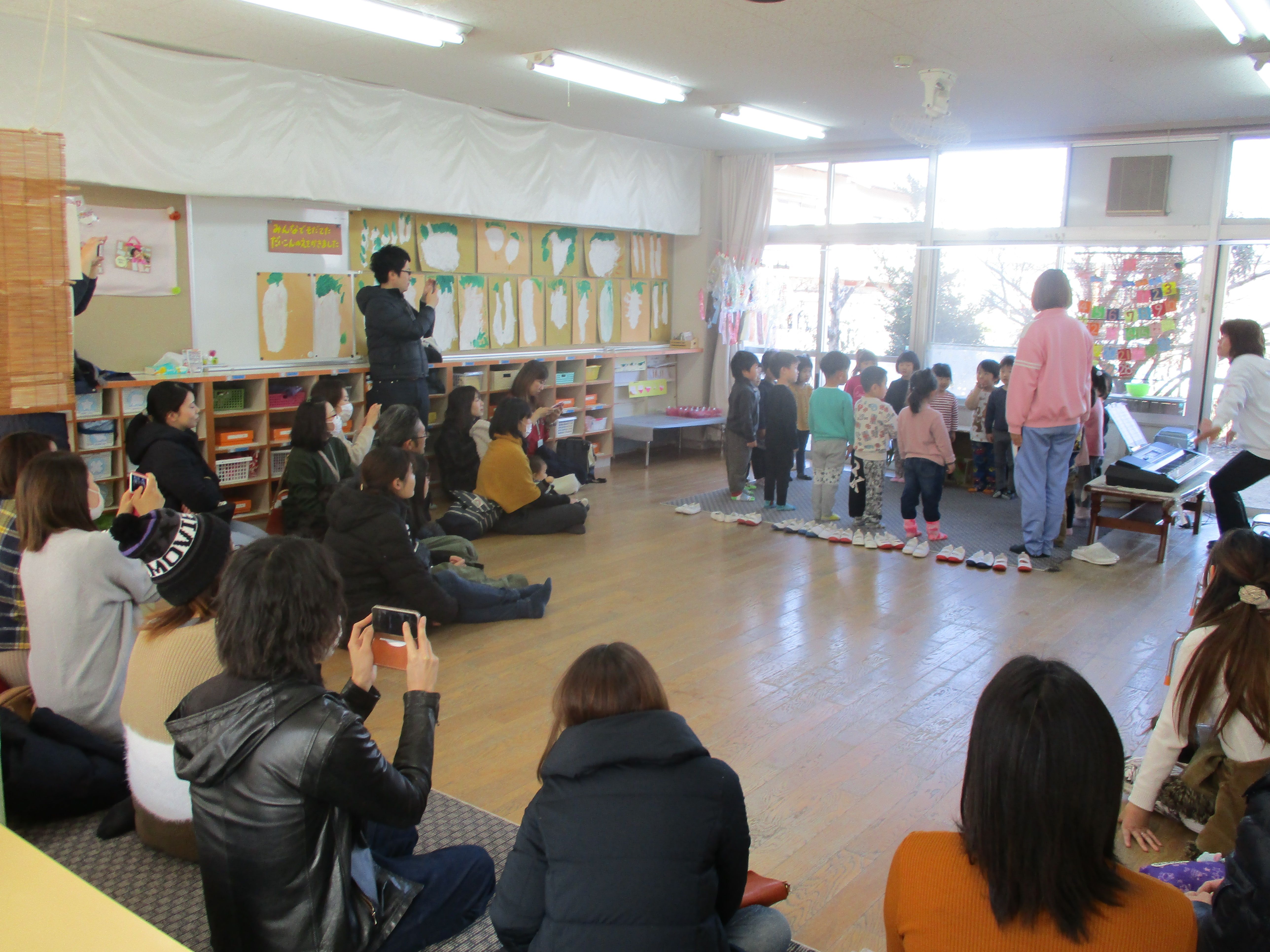 歌を歌う3歳児